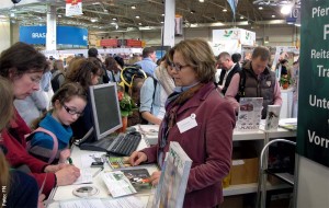 PM-Mitarbeiterin Judith Schaefers berät die PM am Stand in Halle 10/11.
