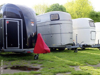Langfristig schädlich für den An­hängerboden: Permanentes Abstellen des Hängers auf Grasflächen beschleunigt wegen der ständigen Feuchtigkeit die Verrottung.